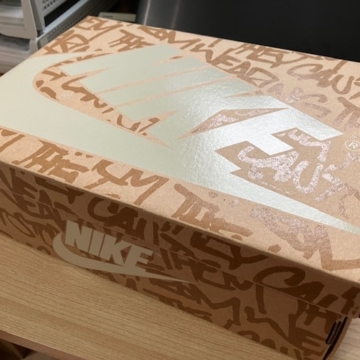 半額のスニーカー、安いのには理由があります。