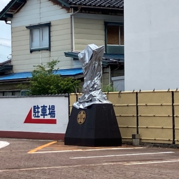 通るたびに気になる、シートに包まれた金太郎像