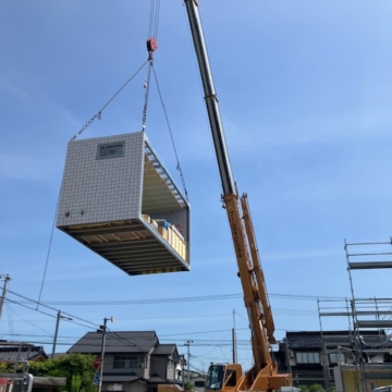 大型クレーンで組み立てる、工場でつくる家
